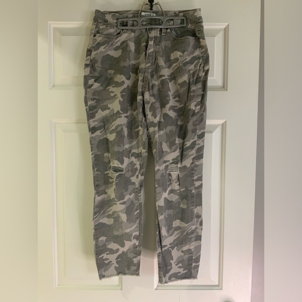 Camo cropped pants